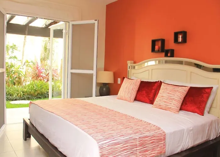 Apartment Ground Floor Condo, Steps From Coco And 5th Av