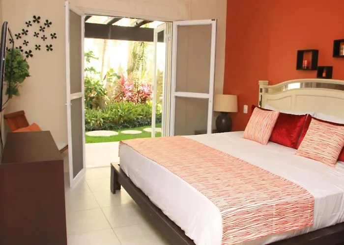Ground Floor Condo, Steps From Coco And 5th Av Apartment